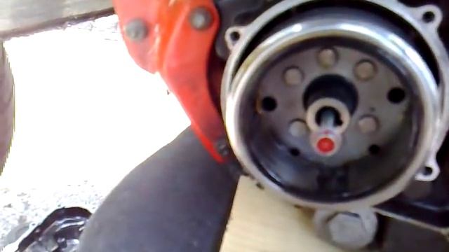 Remove flywheel/stator without special tools. смотреть онлайн