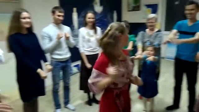 Народная подвижная Игра - Задеть руки | Вечёрка в Мастерской Радости "Счастливый Апельсин" смотреть онлайн