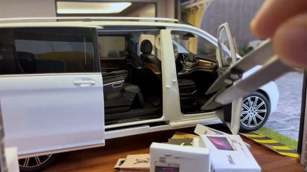 Miniature Mercedes-Benz V-Class V260L Vip Car | 1:18 Scale Diecast Model Cars | Realistic Car