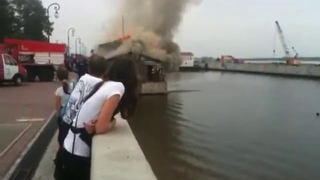 Горит дебаркадер Архангельск смотреть онлайн