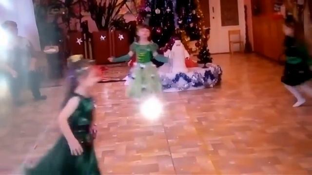 Алинка танцует танец Ёлочка в садике! смотреть онлайн
