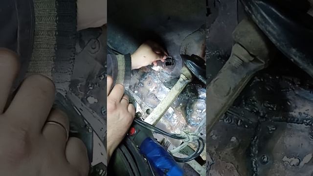 Снятие шлейфа датчика ABS и датчика износа колодок на автомобиле Mercedes-Benz W210 смотреть онлайн