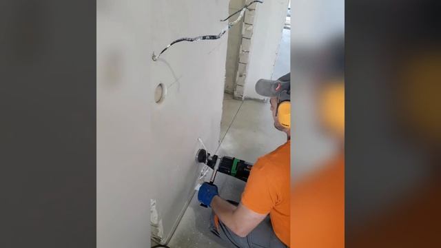 Подрозетники сверлим в кирпиче дрелью айбеншток с пылесосом Hilti. Розетки в коридоре смотреть онлайн