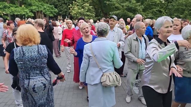 16.09.23г..."Я от Тебя Вдали"... звучит на танцполе в Гомельском парке... смотреть онлайн