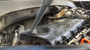 Мойка моторного отсека пароочистителем.