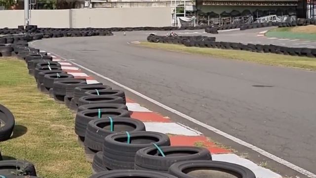 Treino kart 21/05 - Eduardo Martini Mota / Dudu - curva Jandira - Kartódromo de Volta Redonda смотреть онлайн