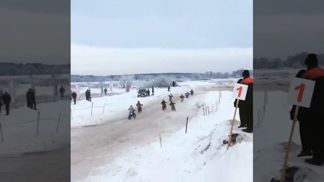 Самый крутой старт малышей на кроссовый гонке! смотреть онлайн