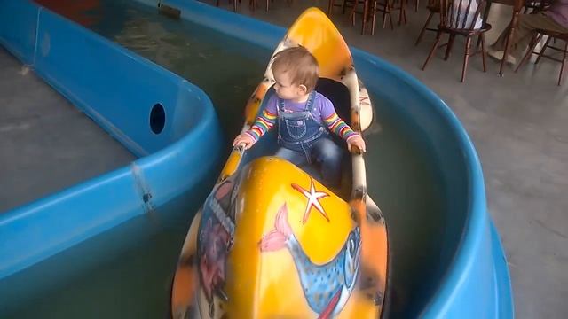 Happy Lida плывет на каноэ, лодке в развлекательном центре, не боится 1 год 7 месяцев смотреть онлайн