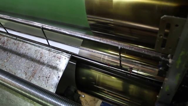 Подача ПВХ, превращение ПВХ в пленку, соединение с бумагой смотреть онлайн