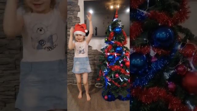 Нарядили ёлочку, чтобы дед мороз подарки принёс, пока мы у бабушки. 2021 - 2022 смотреть онлайн