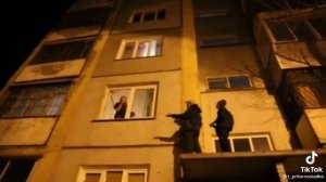 Девушка спрыгнула с болкона