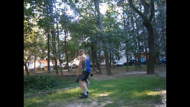 Упражнения с гирей.Варианты бросков над собой с поворотом на 180 градусов. смотреть онлайн