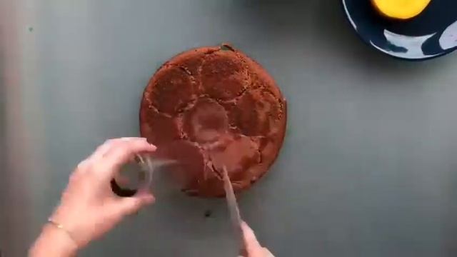 Бисквит с мороженым и соусом из манго. Рецепт от «Коровки из Кореновки» смотреть онлайн