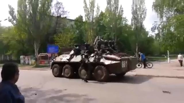 Краматорск Местное население с радостью встречает "освободителей" ВНИМАНИЕ МАТ смотреть онлайн