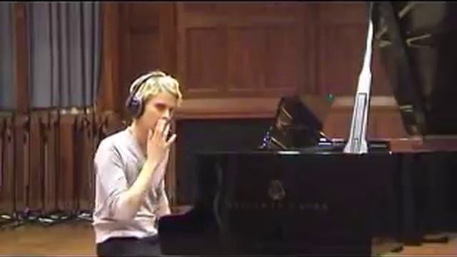 Matthew Bellamy playing "la campanella" by on a grand piano смотреть онлайн
