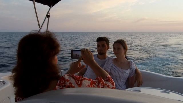 Аренда яхты в Сочи. Экскурсия на яхте Амалтей. Море удовольствия и впечатлений на закате солнца. смотреть онлайн