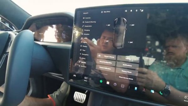 Полный обзор Tesla Model S PLAID