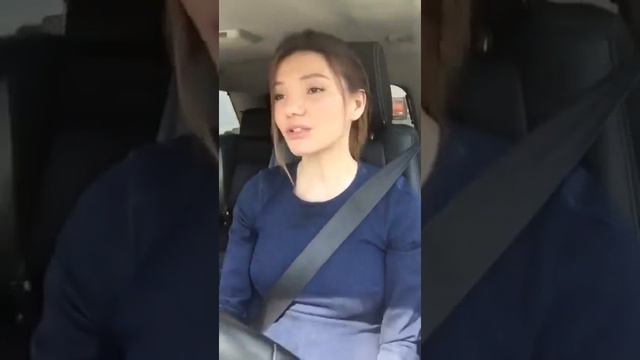 Девушка снимает себя, как она поет в машине Очень красиво смотреть онлайн
