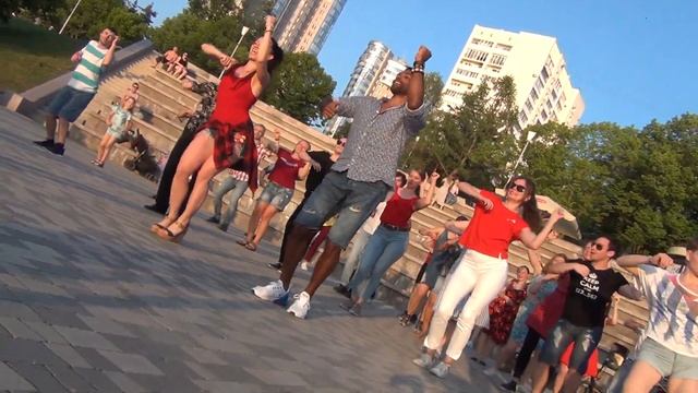 Флешмоб #timbachatachallenge от @alain_katerina на CUBAN SUMMER FEST. Самара 31.05.2019 (вид сбоку) смотреть онлайн