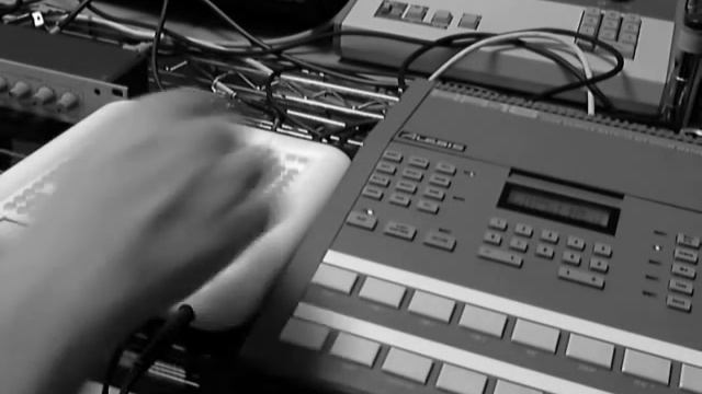 Tenori-On Doepfer ( HR-16 ritmics & TX81Z piano mix) смотреть онлайн