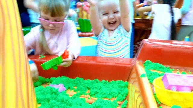 Играем в кинетический песок на детской площадке в Чайленде смотреть онлайн