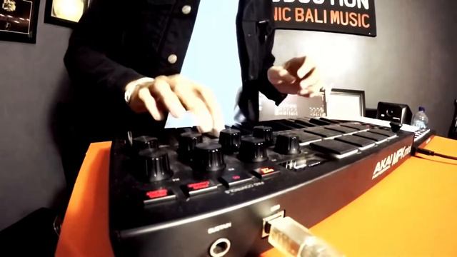 LIVE LOOPING - AKAI MPK MINI MK3 & NOVATION LAUNCHPAD X смотреть онлайн