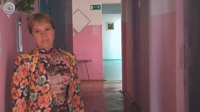 В Ачинской средней школе Болотнинского района строители меняют крышу смотреть онлайн