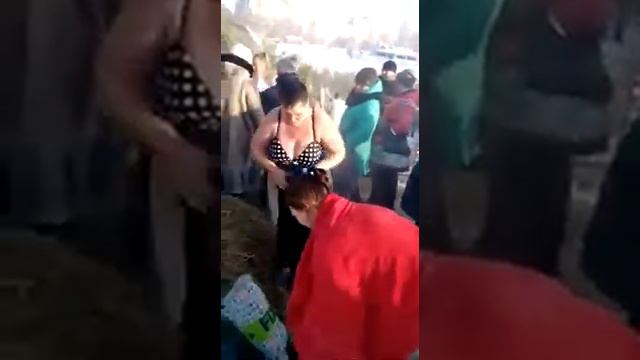 19.01.2018 г.Белое озеро,Томск, в первые решили искупаться в проруби.... смотреть онлайн
