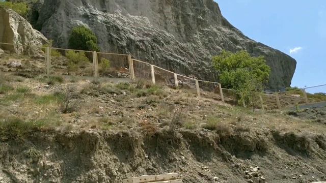 Крым. Судак. Дорога к морю от отеля " Перчем" смотреть онлайн