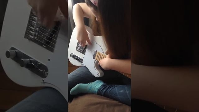 Ей подарили электрогитару!!! Снимаем пленочку!!! смотреть онлайн