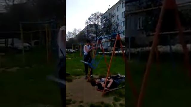 Пацаны под качелей. Когда я вращаю солнышко. смотреть онлайн