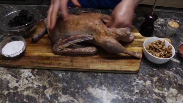 Простой рецепт. Гусь фаршированный черносливом и грецким орехом. смотреть онлайн