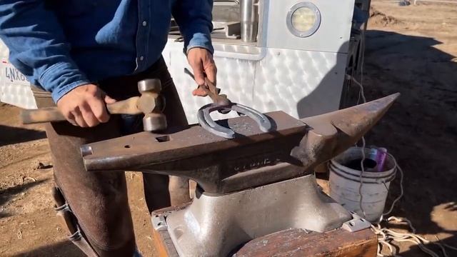 Полное восстановление копыта - Странное удовлетворение - Кузнец ASMR смотреть онлайн