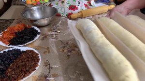 Универсальное , сдобное, дрожжевое тесто. Рулет с орехами и изюмом.