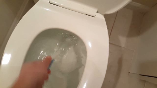 CLOGGED TOILET TRICK - NO PLUNGER NO PROBLEM!! How to Unclog a Toilet With No Plunger! смотреть онлайн