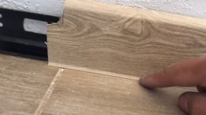 УСТАНОВКА ПЛИНТУСОВ С КАБЕЛЬ-КАНАЛОМ С ЗАГЛУШКОЙ И БЕЗ | РЕМОНТНЫЕ РАБОТЫ В НОВОМ ДОМЕ