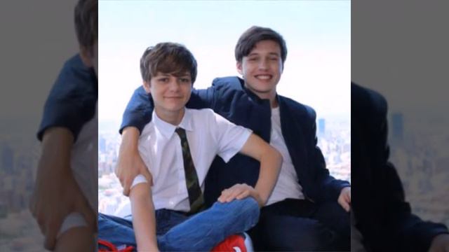 Nick Robinsón y Ty Simpkins смотреть онлайн