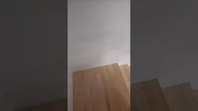 поворотная лестница в двухэтажном доме с двумя площадками