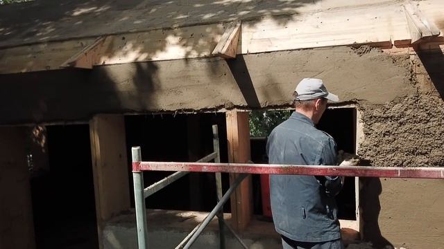 Дом из соломы: финишное оштукатуривание стен