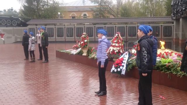 9 мая 2015 год. Смена почетного караула у Вечного огня. 7б класс. смотреть онлайн