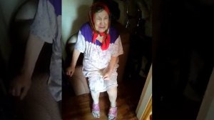 Бабушка плачет , о сыне, о жизни своей