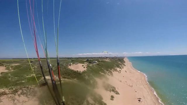 ПОЛЕТЫ НА ПАРАПЛАНЕ В БРИЗЕ. Черное море параплан.Обучение полетам на параплане. смотреть онлайн