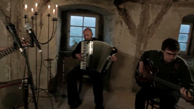 Leaf Rapids - Everything In Between смотреть онлайн