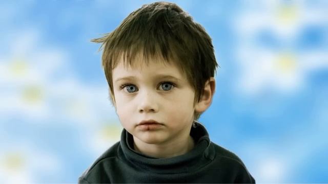 Мальчик увидел папу с красивой тетей, которая его поцеловала. Он понял, что папа их бросит и тогда смотреть онлайн