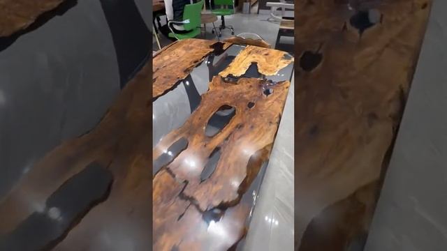 Стол из слэбов дерева с заливкой прозрачной эпоксидной смолой. смотреть онлайн