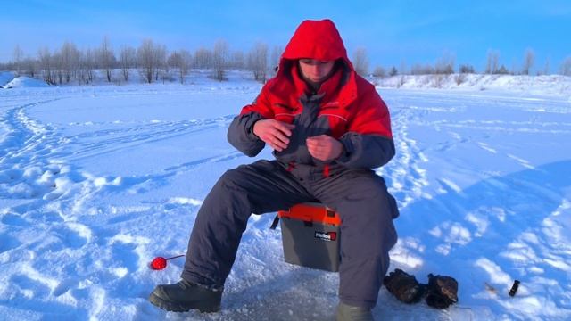 Моя первая зимняя рыбалка! Ловля окуня зимой. Рыбалка на мормышку на окуня. смотреть онлайн