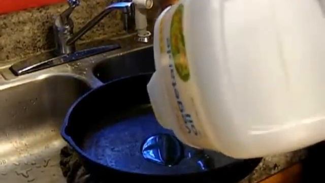 Reconditioning rusty cast iron pots and pans смотреть онлайн