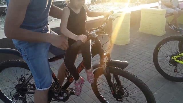 ВЛОГ КАТАЕМСЯ НА ВЕЛОСИПЕДЕ И ГИРОСКУТЕР С РУЧКОЙ СИГВЕЙ/VLOG WE RIDE A BIKE ALSO THE SEGWAY смотреть онлайн