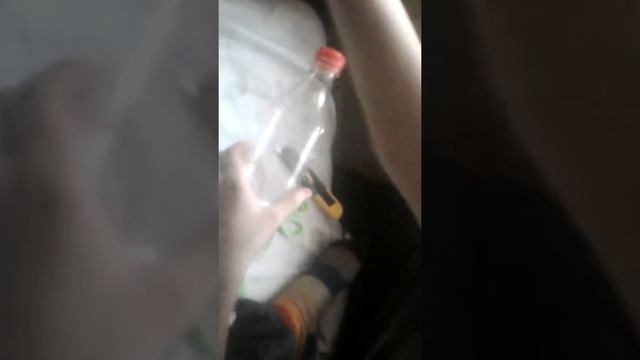 Как же клей попал в бутылку кока-колы???, засовываем любой большой предмет в бутылку кока-колы смотреть онлайн