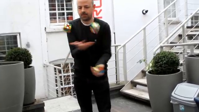 Такого способа сборки кубика Рубика вы еще не видели смотреть онлайн